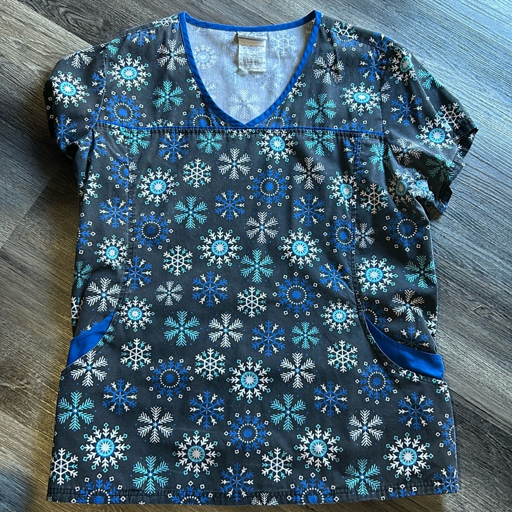 SNOWFLAKE SCRUB TOP